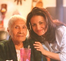 Джена со своей индейской бабушкой в резервации Санта Клара.